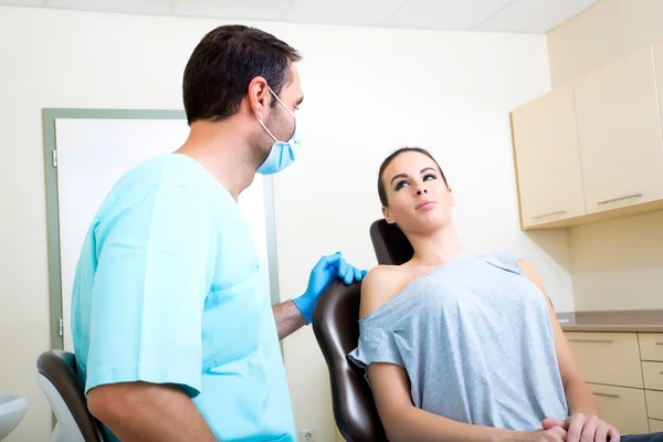 Jovem no dentista — Fotografia de Stock